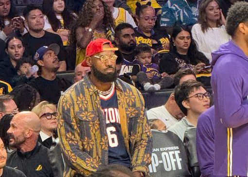 Fotos de Meji: LeBron lleva el uniforme universitario de su hijo menor Bryce y mira el partido desde la barrera