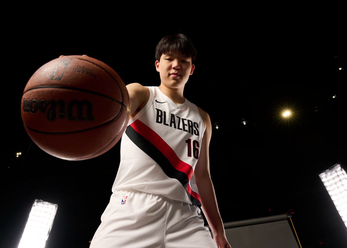 Meiji: Cuando Yang Hansen entró a la arena para calentar, el DJ de los Trail Blazers tocó música china