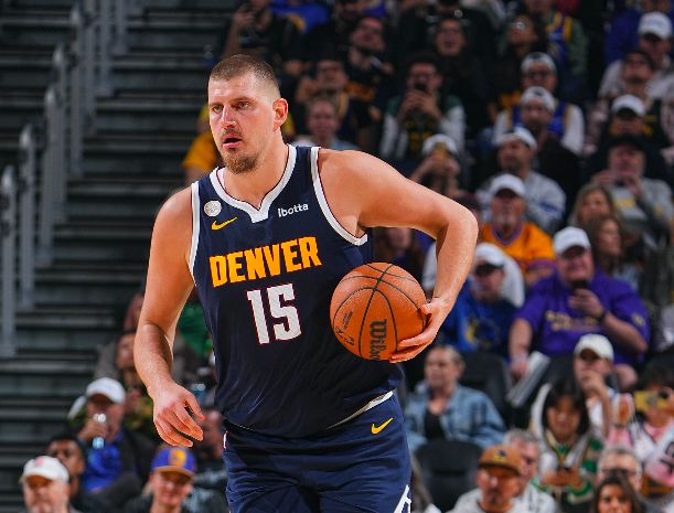 Jokic acertó 18 de 23 y anotó 55 puntos, convirtiéndose en la quinta posición más eficiente de la historia con 50+ puntos.