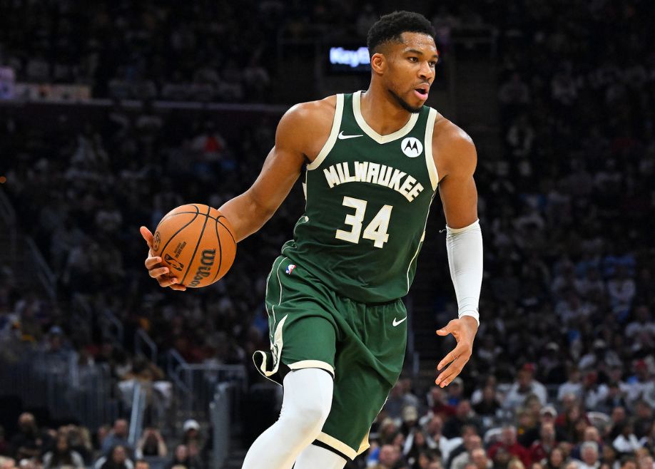 Antetokounmpo anotó 32 puntos y atrapó 10 rebotes, y los Bucks anotaron el mínimo de la temporada y sufrieron una dura derrota.