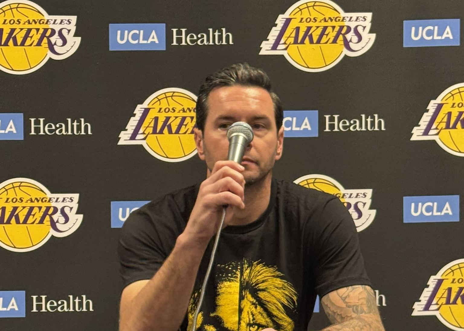 Redick explica cómo usar la camiseta personalizada de Ayton: Esperamos que desempeñe el papel de un León