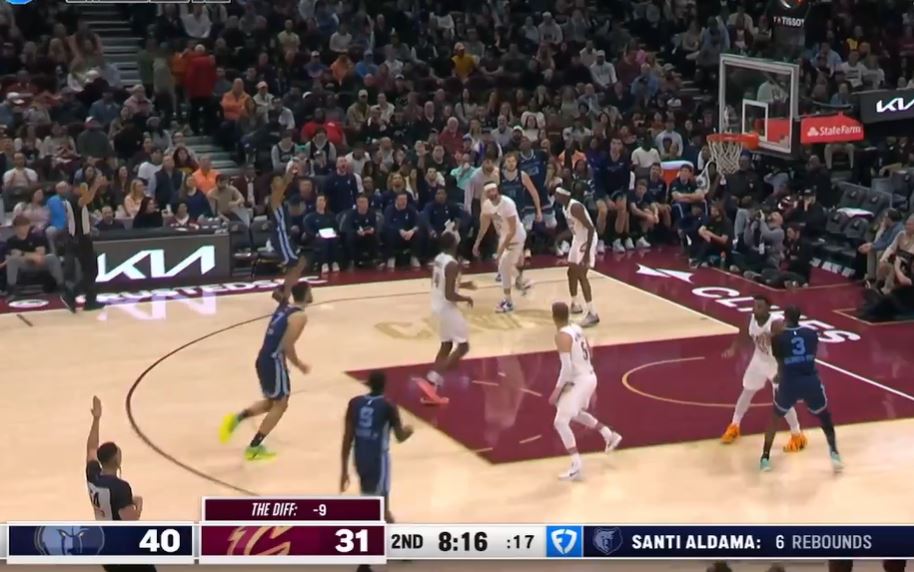 ¡Muchos tiros libres! Jaren Jackson Jr. anotó 17 puntos en 10 de 11 tiros libres en la mitad