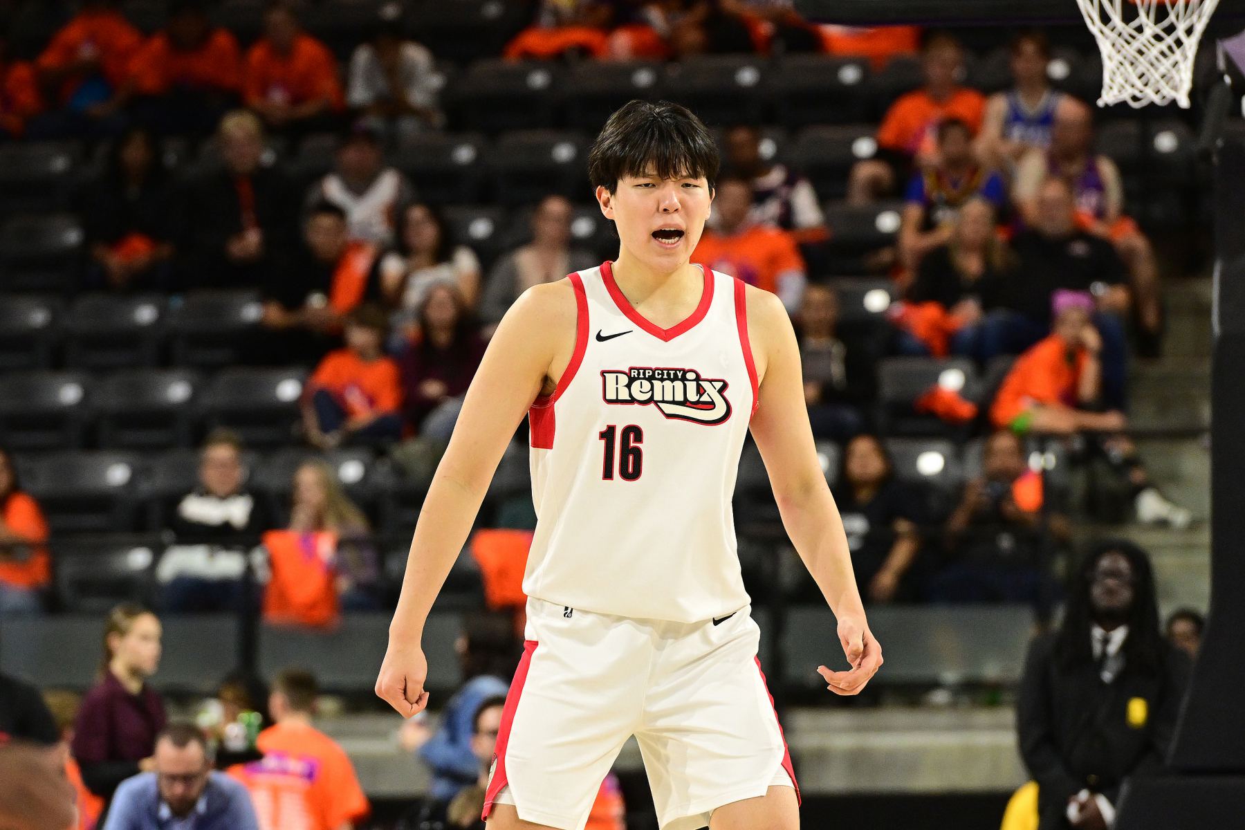 Los medios están discutiendo acaloradamente el debut de Yang Hansen en la G League: jugó bastante bien y resistió la presión.